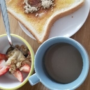 柿&黄な粉ヨーグルトと蜂蜜バターパンと紅茶の朝食